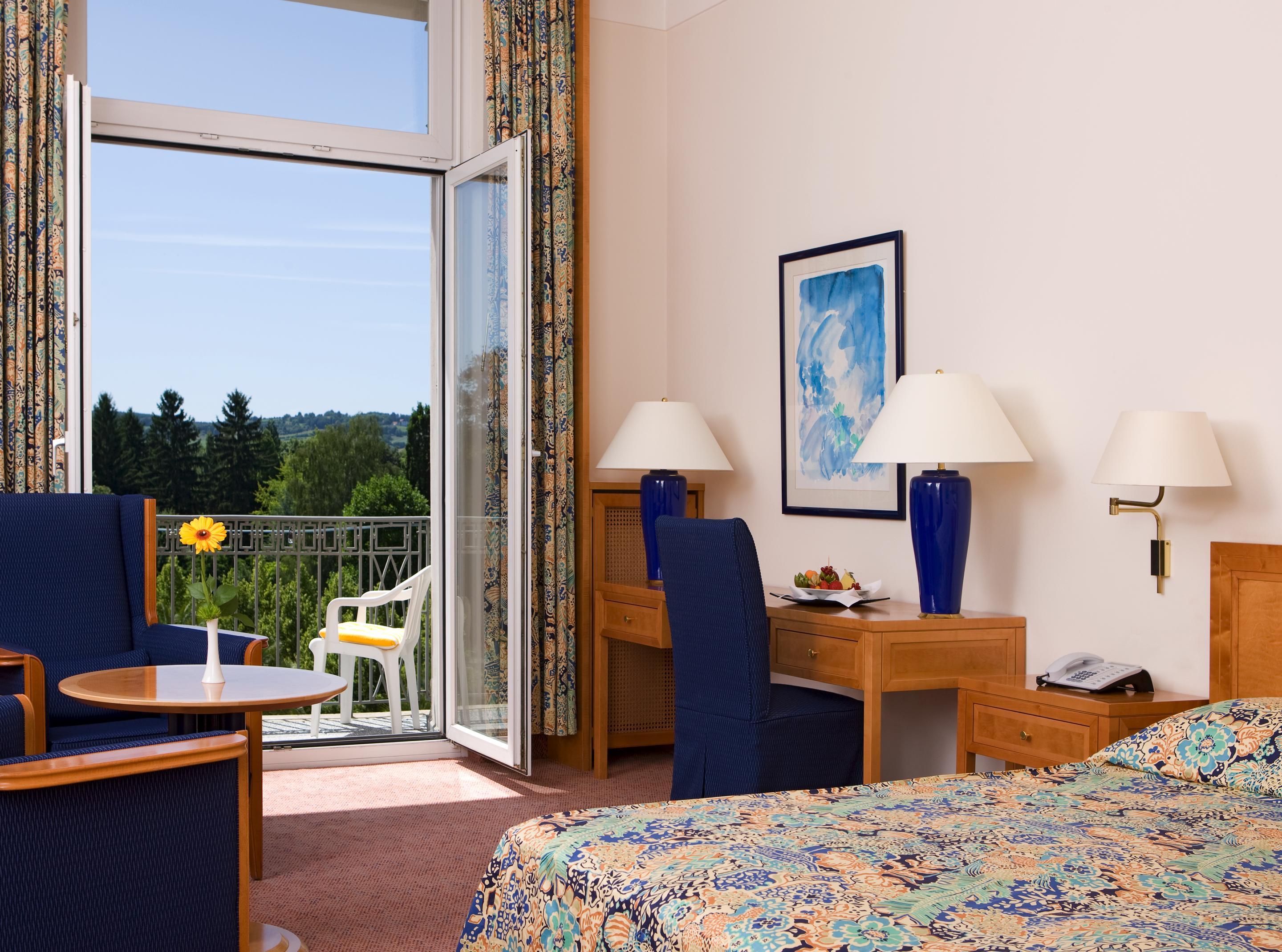 Steigenberger Hotel & Spa Bad Pyrmont Bagian luar foto A typical hotel room