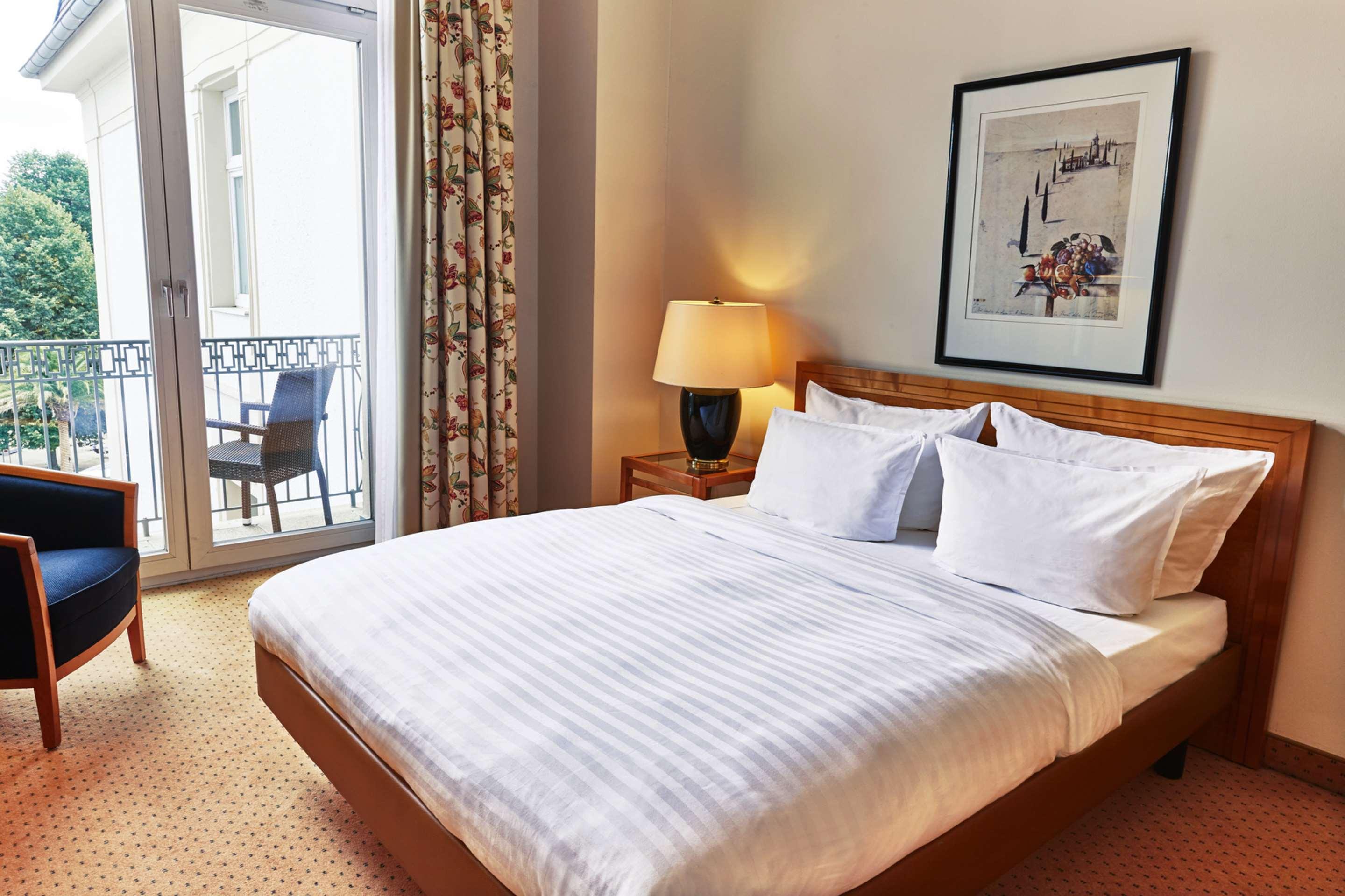 Steigenberger Hotel & Spa Bad Pyrmont Bagian luar foto A guest room at the hotel