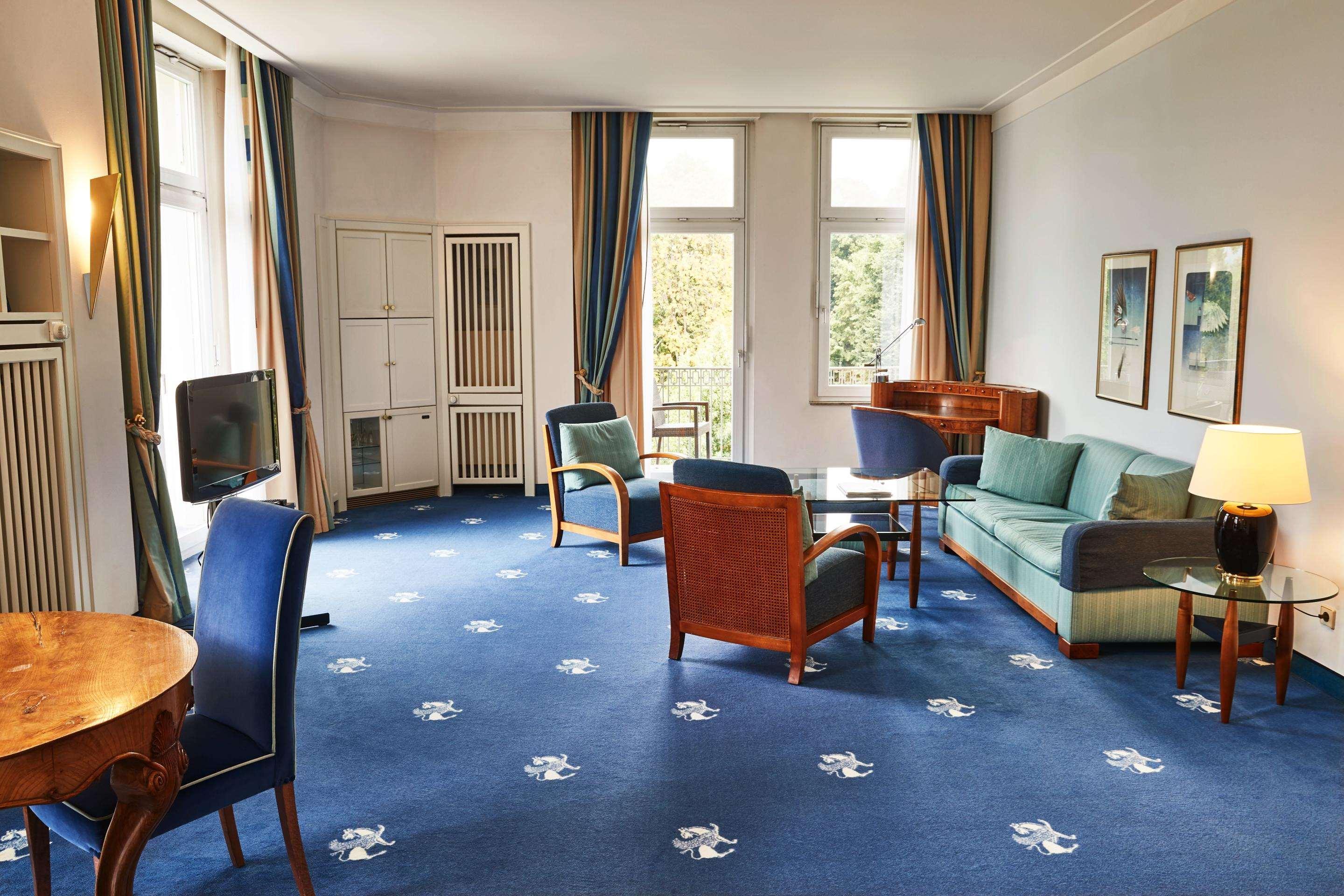 Steigenberger Hotel & Spa Bad Pyrmont Bagian luar foto A suite at the Hotel de Saxe