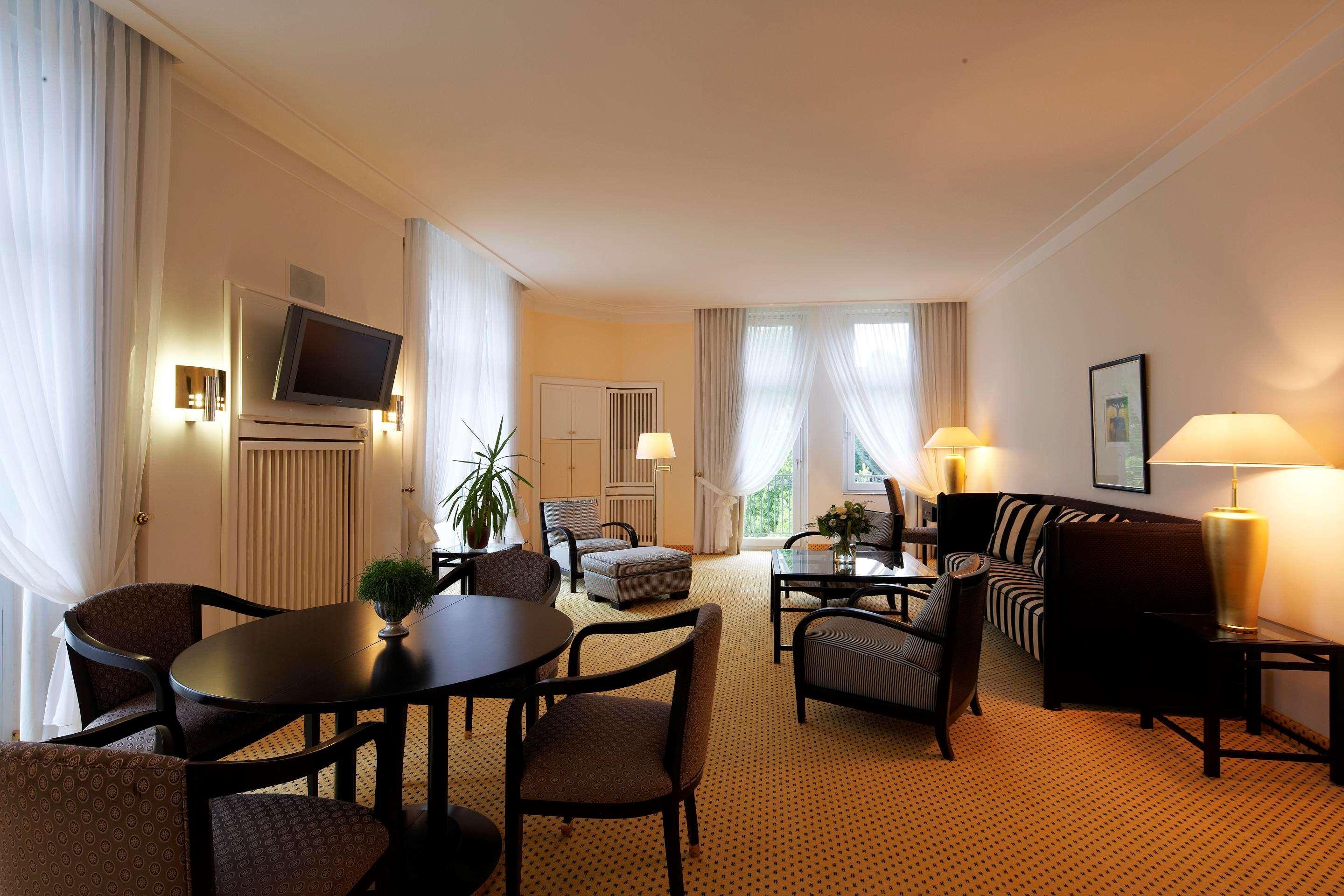 Steigenberger Hotel & Spa Bad Pyrmont Bagian luar foto A suite at the Hotel de Saxe