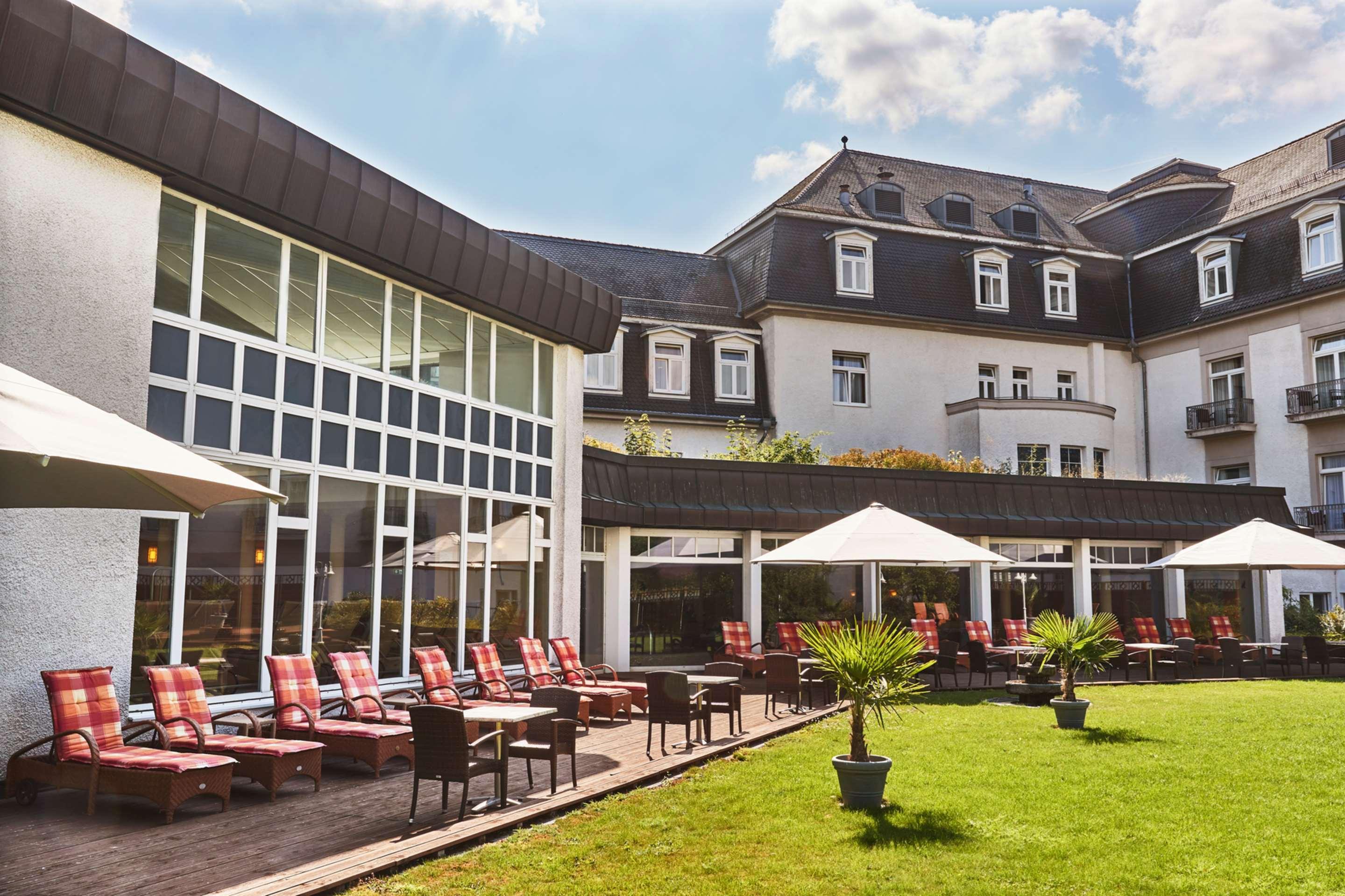 Steigenberger Hotel & Spa Bad Pyrmont Bagian luar foto The hotel's garden