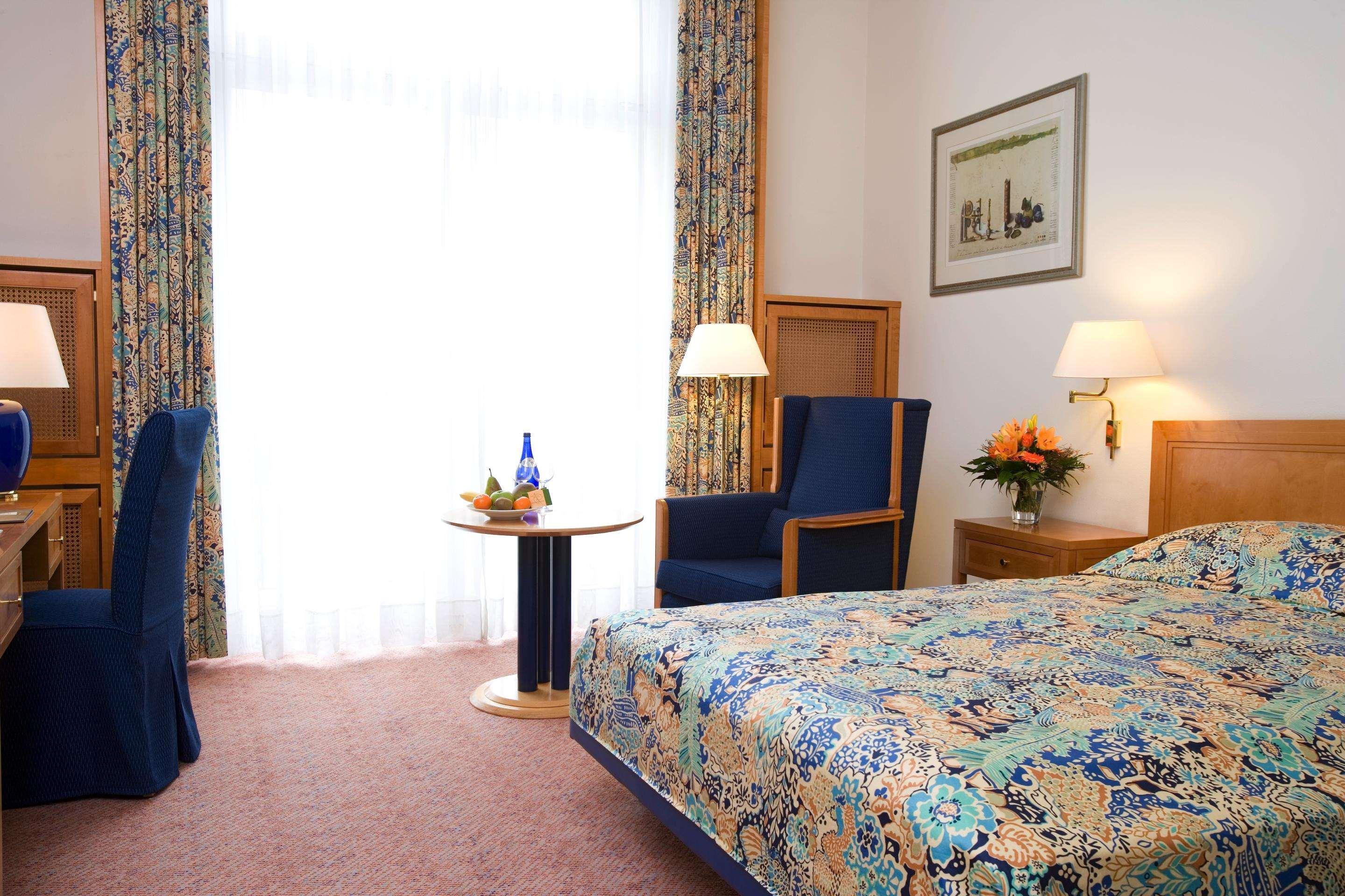 Steigenberger Hotel & Spa Bad Pyrmont Bagian luar foto A typical hotel room