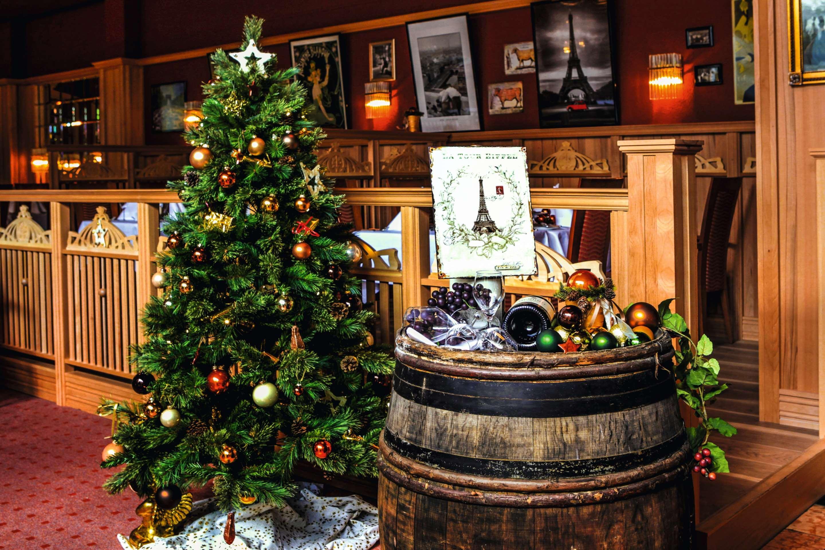 Steigenberger Hotel & Spa Bad Pyrmont Bagian luar foto Christmas tree at the entrance of the wine museum