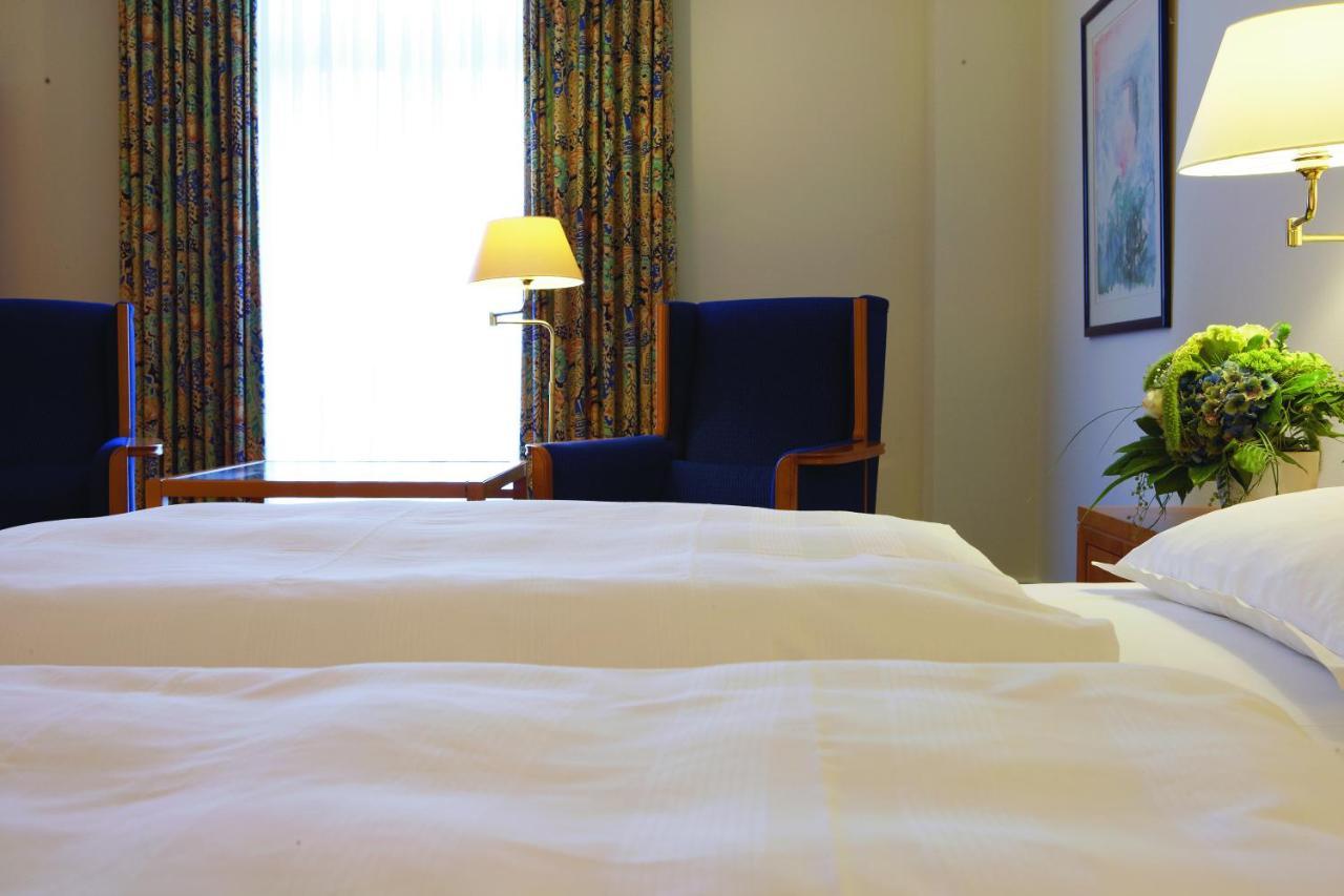 Steigenberger Hotel & Spa Bad Pyrmont Bagian luar foto A room at the hotel